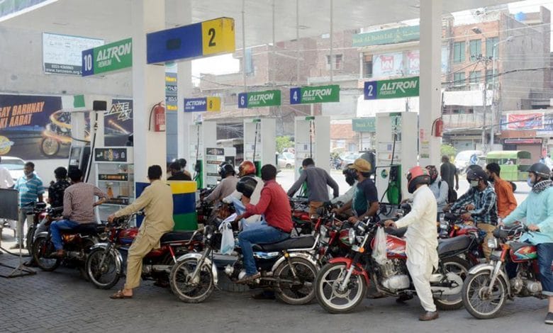 باكستان تخفض أسعار الوقود