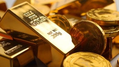 الذهب ينزل مع دعم التجارة للدولار والبلاديوم عند مستوى قياسي