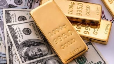 الذهب يهوي 4% مع تمسك الدولار بمكاسبه وصعود الأسهم