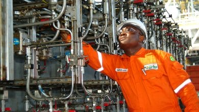 نيجيريا تعتزم التعاقد مع 15 شركة للحصول على النفط الخام مقابل الوقود