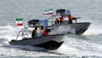 إيران تحتجز سفينة بطاقمها في الخليج وتتهمها بتهريب وقود