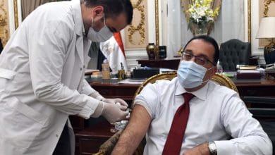رئيس الوزراء يتلقى اللقاح المضاد لكورونا.. ويؤكد: تكليفات من الرئيس بتوفير الكميات اللازمة من اللقاحات
