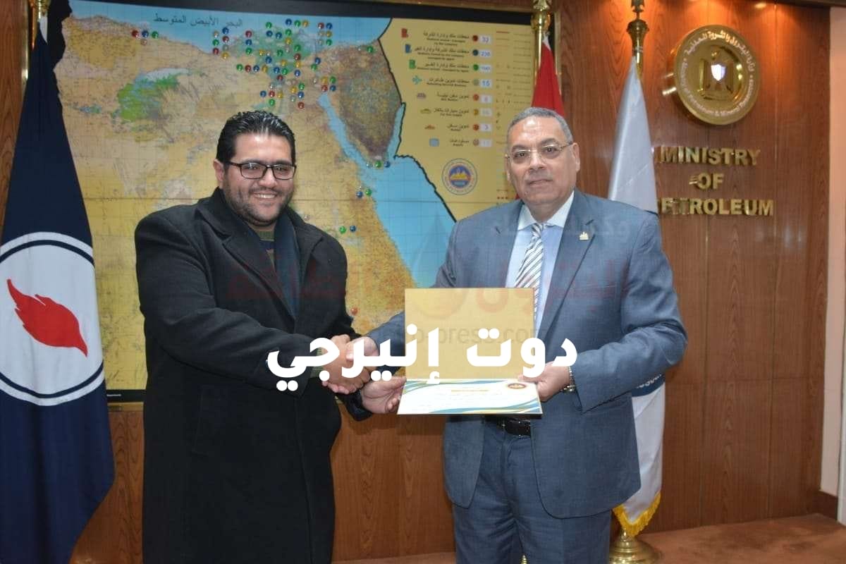 رئيس شركة “مصر للبترول” يكرم الحاصلين على الماجستير والدكتوراة