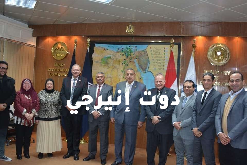 رئيس شركة “مصر للبترول” يكرم الحاصلين على الماجستير والدكتوراة