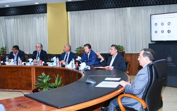 وزير البترول يسلم الرخصة الأولى في مجال مزاولة الشركات العالمية لتموين السفن بالوقود بالموانئ المصرية