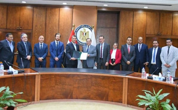 وزير البترول يسلم الرخصة الأولى في مجال مزاولة الشركات العالمية لتموين السفن بالوقود بالموانئ المصرية