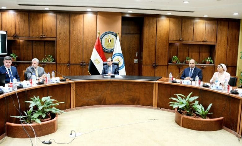 وزير البترول يسلم الرخصة الثانية لتموين السفن بالوقود بالموانئ المصرية لشركة بنينسولا العالمية