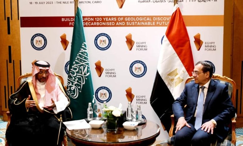 جلسة مباحثات ثنائية بين طارق الملا الخٌرَيّف وزير الصناعة والثروة المعدنية بالمملكة العربية السعودية