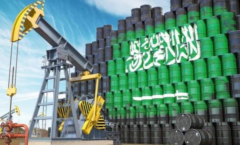 السعودية تمدد خفض إنتاج النفط الطوعي وروسيا تقلل صادراتها لتشمل سبتمبر