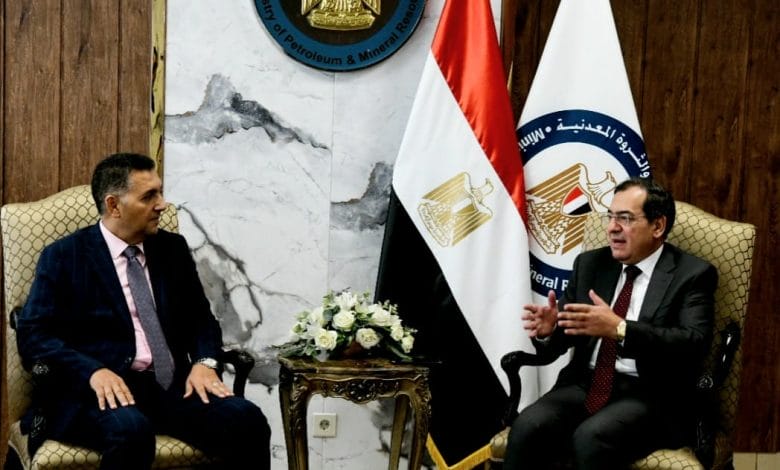 وزير البترول يبحث سبل التعاون مع عميد هندسة القاهرة