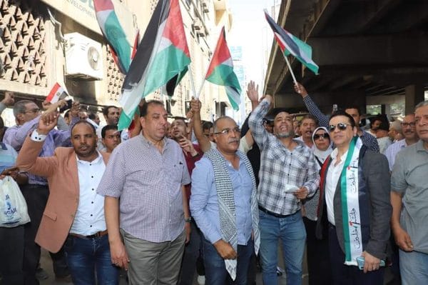 عمال البترول يشاركون الوقفة التضامنية مع الشعب الفلسطيني والتأكيد علي قرارات الرئيس