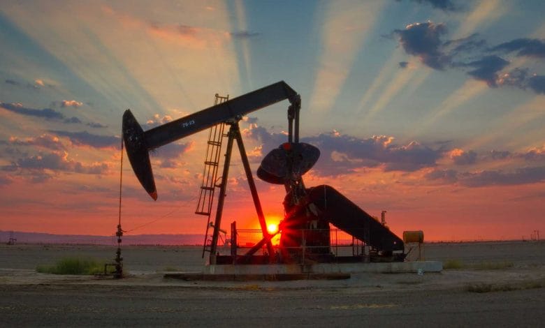 النفط يصعد مدعوما بتراجع مخزونات أميركا وانخفاض الدولار