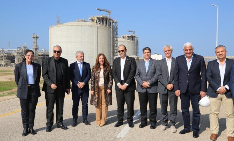 السفيرة الأمريكية تزور مصنع دمياط لإسالة الغاز الطبيعى.. وتشيد بدوره بمنطقة الشرق الأوسط