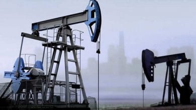 النفط يواصل خسائره مع زيادة التشاؤم في ظل ارتفاع حالات كوفيد-19 والعزل