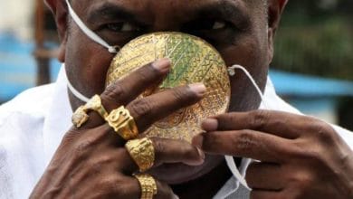 هندي يضع كمامة ذهبية بقيمة أربعة آلاف دولار للوقاية من كورونا