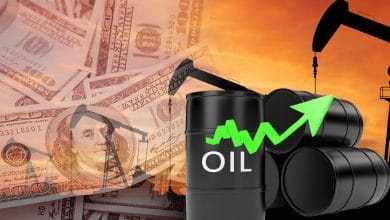 صورة النفط يبلغ ذروة 3 أشهر لتدني المخزون الأمريكي وتقدم التجارة