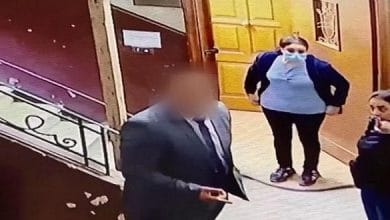 مصر.. كاميرا مراقبة تنقذ طفلة من "وحش بشري" في اللحظة المناسبة (فيديو)