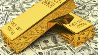 الذهب ينزل عن ذروة أسبوع في ظل ضغوط ارتفاع الدولار