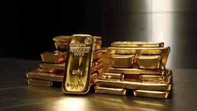 الذهب يتراجع مع قوة الدولار