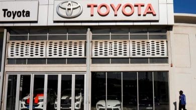 رئيس "تويوتا" يحذر "أبل": دخول قطاع السيارت ليس "سهلا"!
