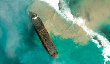 الشركة المالكة لسفينة شحن يابانية تعتذر عن تسرب نفطي قبالة سواحل موريشيوس