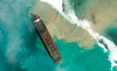 صورة الشركة المالكة لسفينة شحن يابانية تعتذر عن تسرب نفطي قبالة سواحل موريشيوس