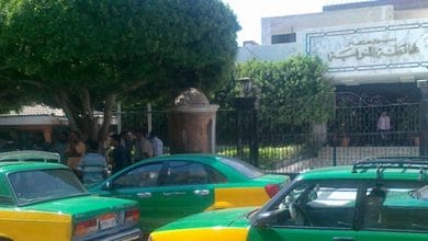 صورة إضراب سائقي التاكسي بشبين الكوم اعتراضا علي عمل التوك توك داخل المدينة