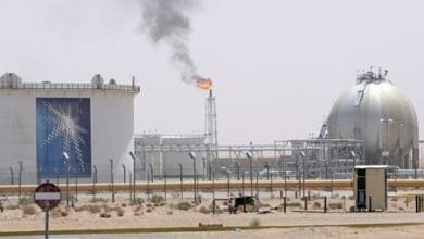 النفط قرب ذروة 11 شهرا بفضل تعهد سعودي بخفض الإنتاج وارتفاع الأسهم