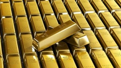 الذهب يرتفع وإجراءات عزل جديدة تطغى على قوة الدولار