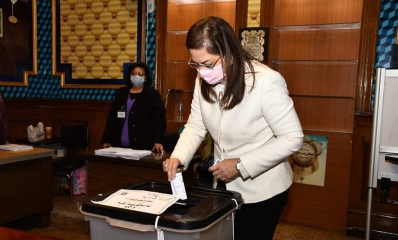 وزيرة التخطيط تدلي بصوتها في جولة الإعادة بانتخابات مجلس النواب