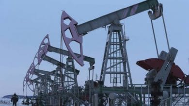 النفط ينزل في ظل تقييم المستثمرين لتأثير البرد القارس على المصافي الأمريكية