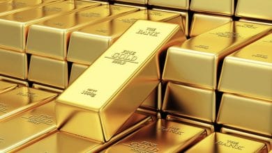 الذهب يهبط مع تمسك الدولار بمكاسبه؛ والتركيز على الخلافات الأمريكية الصينية